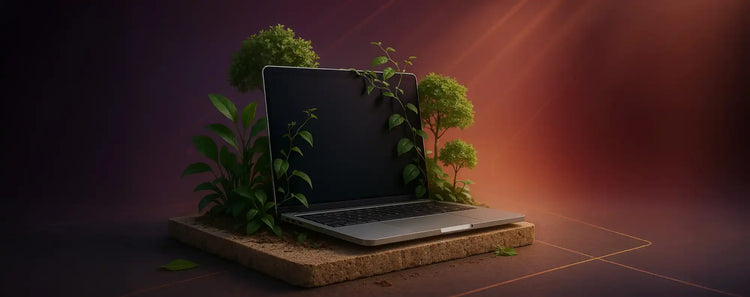 Ein schlanker Laptop mit einem dunklen Bildschirm, umgeben von üppigem grünem Laub.